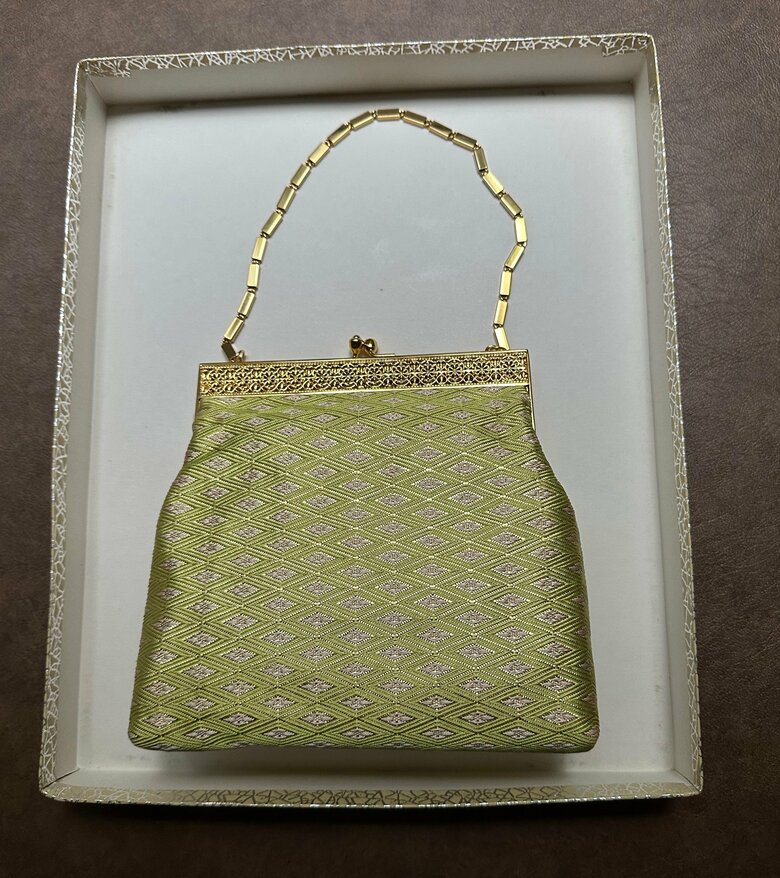 きめ細やかな模様も美しい、未知子さんが手がけた織物で作ったバッグ