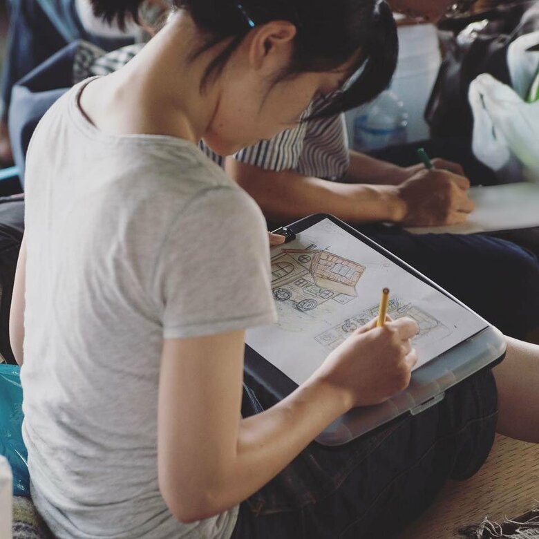 タイニーハウスのイラスト書いている相馬さん