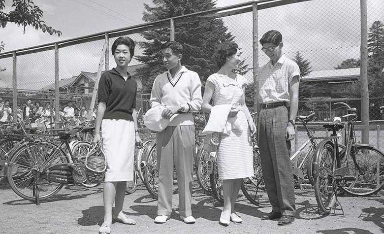 1960年8月10日。上皇ご夫妻と軽井沢で過ごす島津貴子さん（左）。右は夫の久永さん（写真／週刊女性）