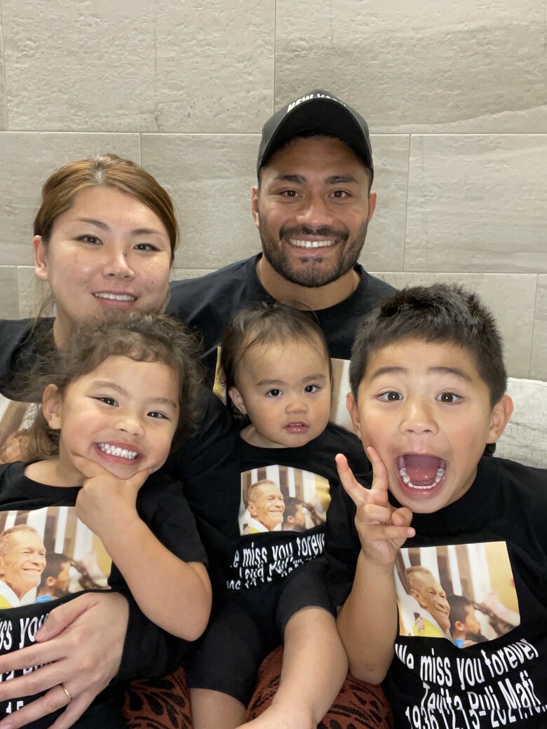 お揃いのTシャツで笑顔の一枚