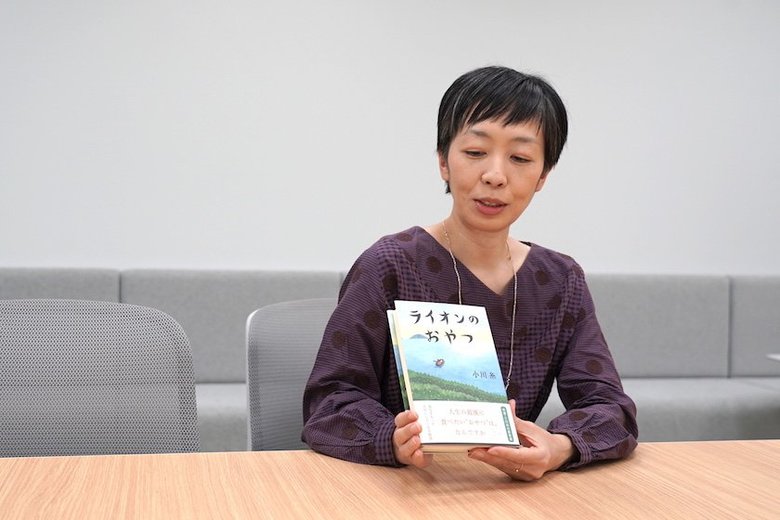 おやつの思い出について語る小川さん