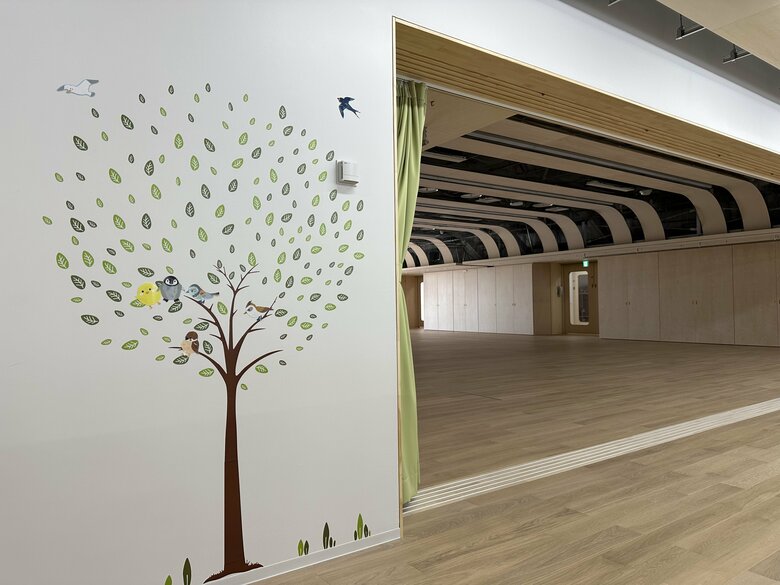 クラス名にもなっている鳥がとまった可愛らしいアート