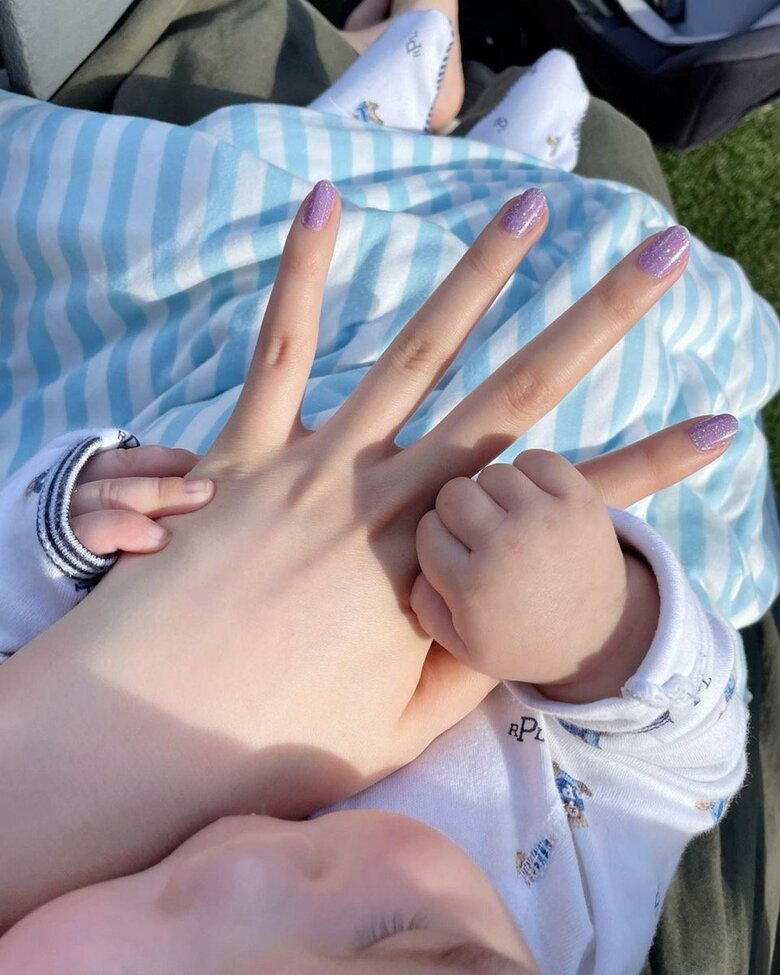 永瀬さんの美しい手をかじる息子さん。とても愛らしい姿にほっこりします！