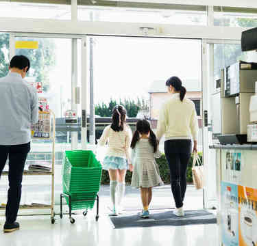 子どもの友達を連れてプールへ「お昼代を払うのは当然ですか!?」