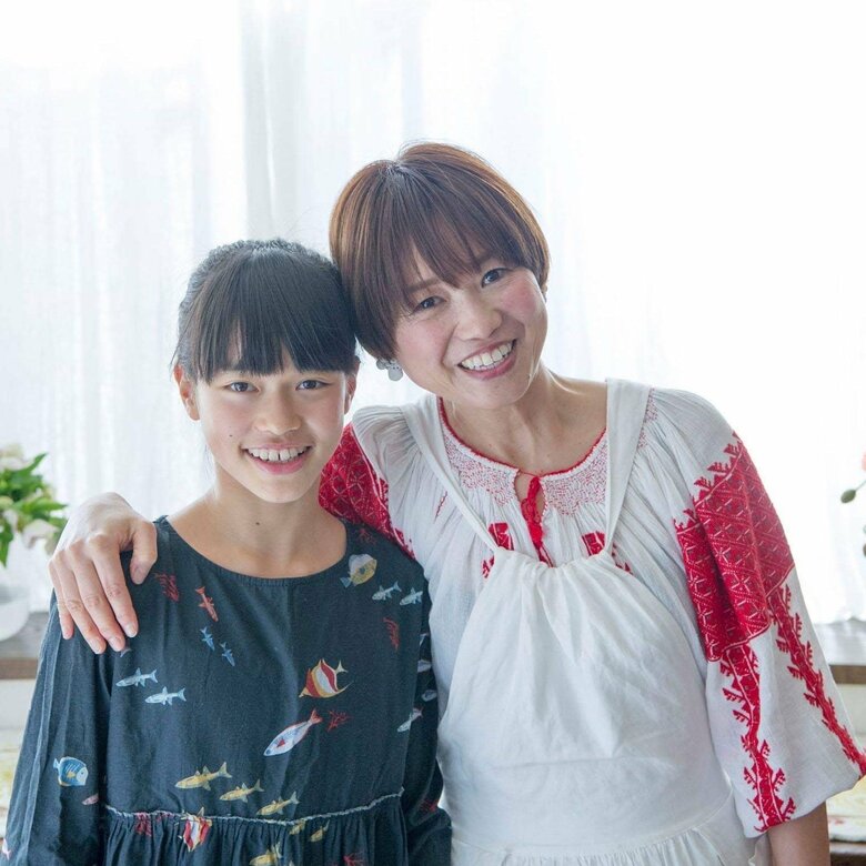 料理家の黄川田としえさんと小学6年生のころの娘さん