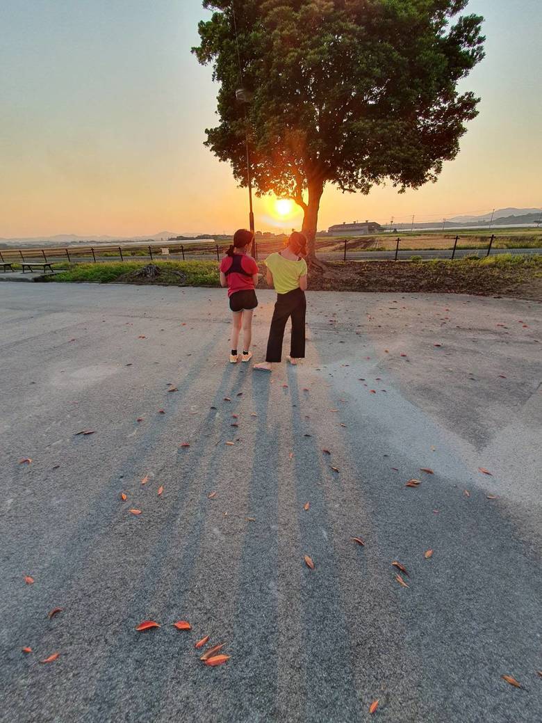 夕日に黄昏れるお子さんたち。広大な田園が広がる