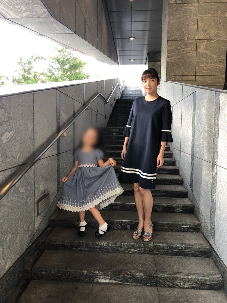 ネイビーのミニスカワンピがお似合いの中山さん