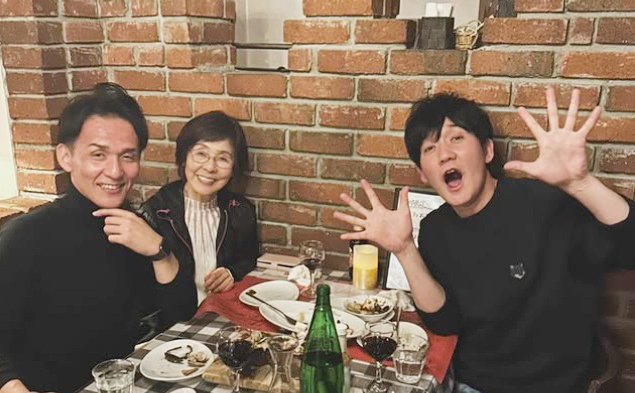 右から山本さん、お母さん、お兄さん。最近3人で話すことも増えたという