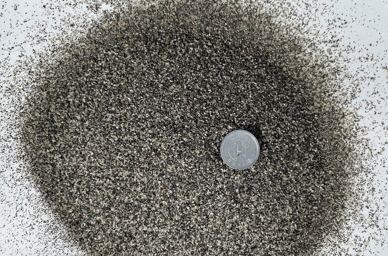 きっと見たことがあるはず！粒子が細かくて均一な川砂のアップ写真