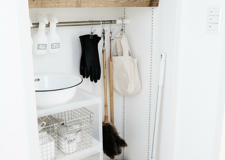 突っ張り棒が1本あるだけで、収納方法の選択肢がグッと増える