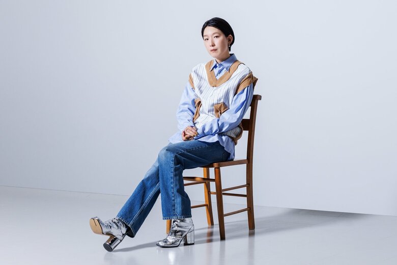 長い手足を活かしたファッションに印象的なブーツが映える