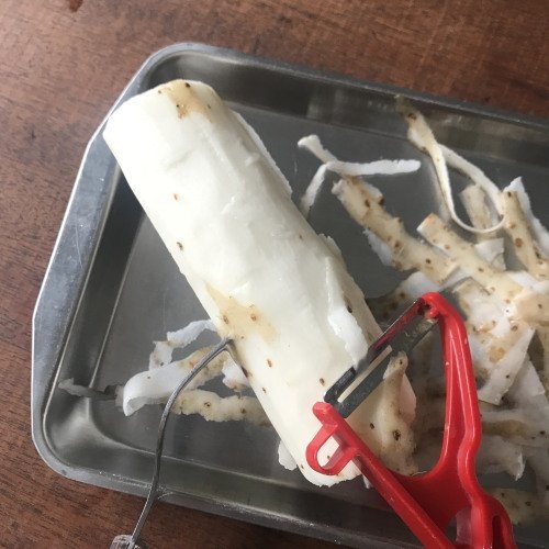 フォークを刺したままいったん持ち上げて残りの面を縦にむくとやりやすい