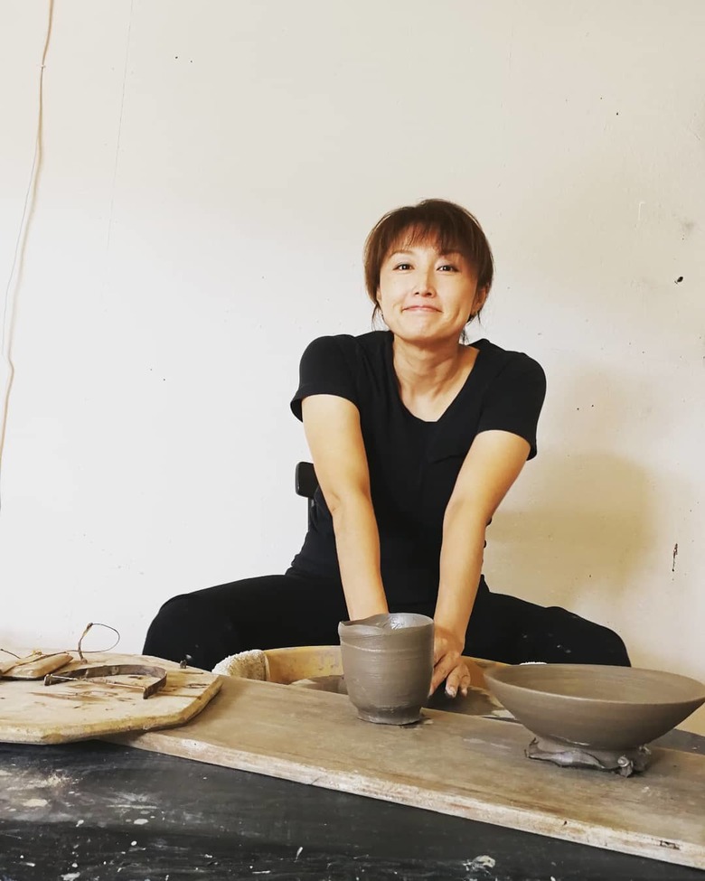 陶芸作りに勤しむ井上さん