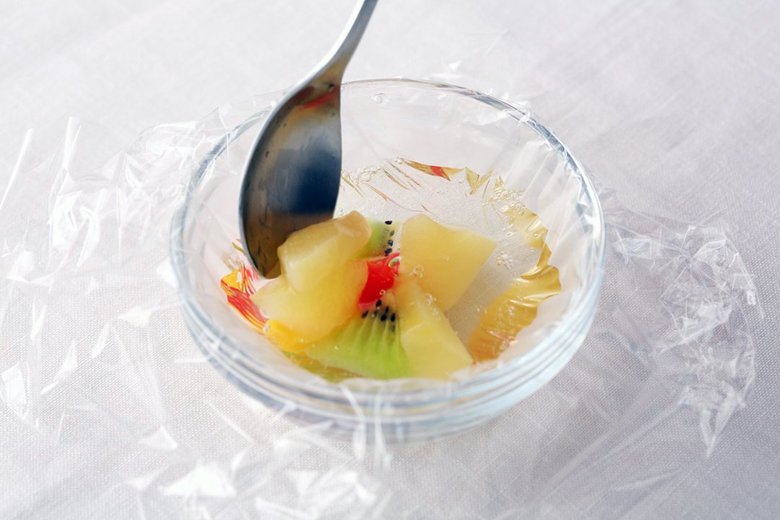 小さめの容器にラップを敷き、②を大さじ2入れて①を入れる。