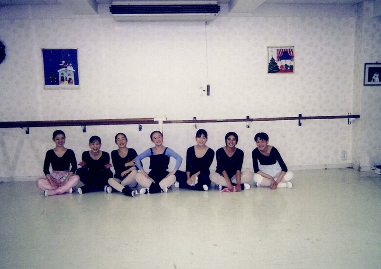 宝塚音楽学校受験スクールに通っていたころの遠山さん（右端）