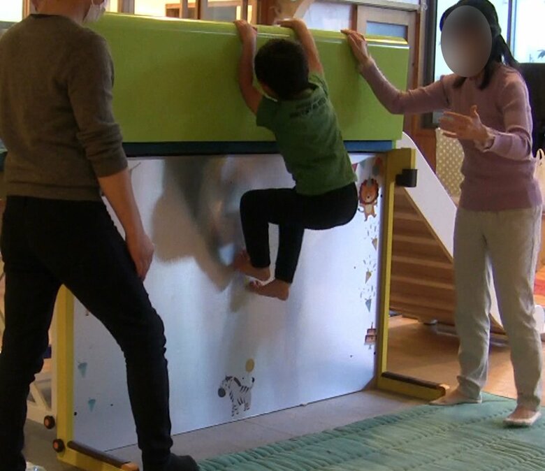 140㎝の高さの実験機を登る5歳の子ども