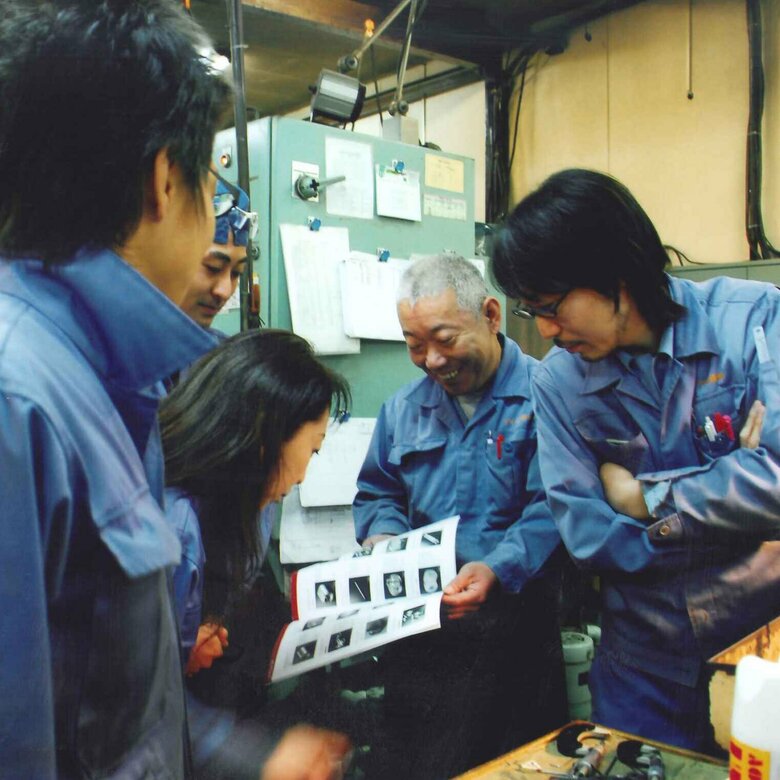 社内でカタログを見ながら相談中