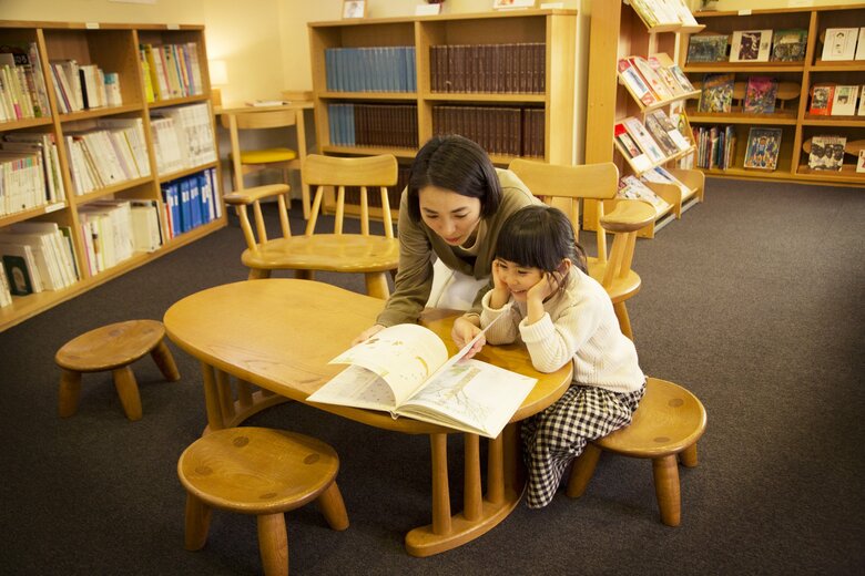 ちひろ美術館の図書室は、国内外の絵本約3000冊をはじめ、ちひろに関する本、展示に関連する本などが配架されている（撮影／大槻志穂）