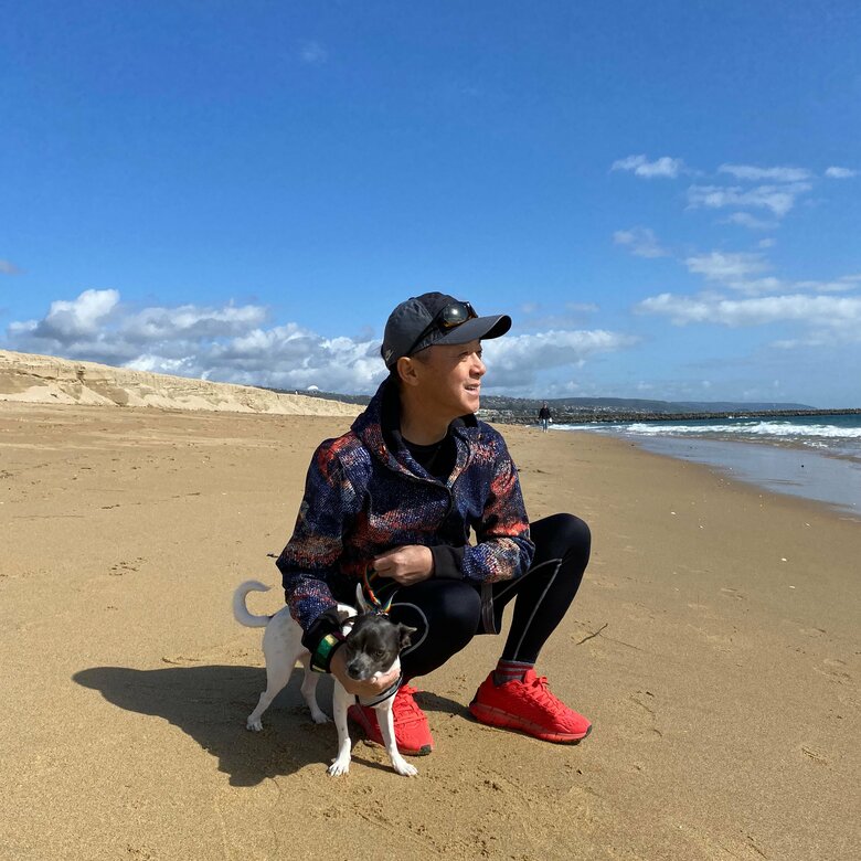 昨年末から生活を送っているロサンゼルスのビーチで愛犬のムーと散歩をする風見さん。空と海の青がまぶしい！