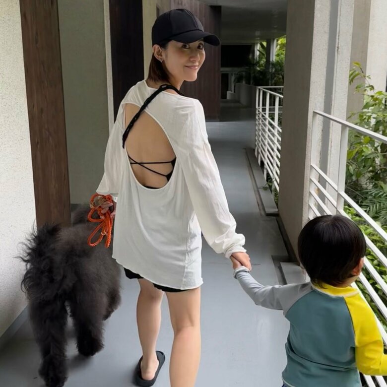 旅先で背中が綺麗に開いたカットソーを着て家族で外出