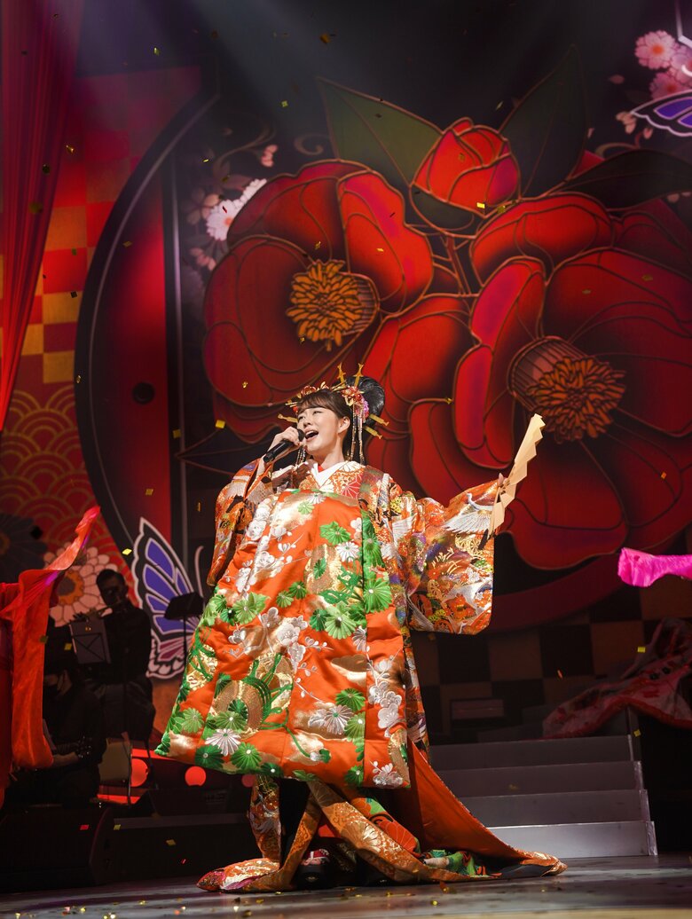 ステージで堂々としたパフォーマンスを披露する丘さん