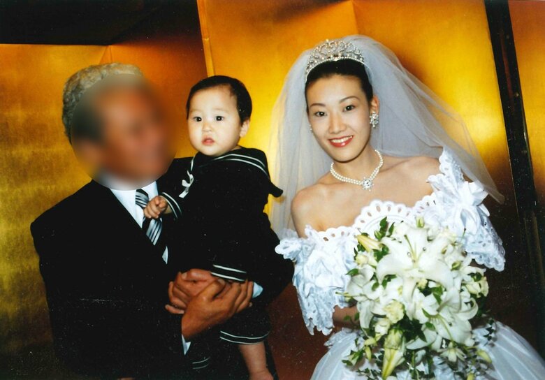 結婚式。純白のウエディングドレスに身を包んだかおりさん