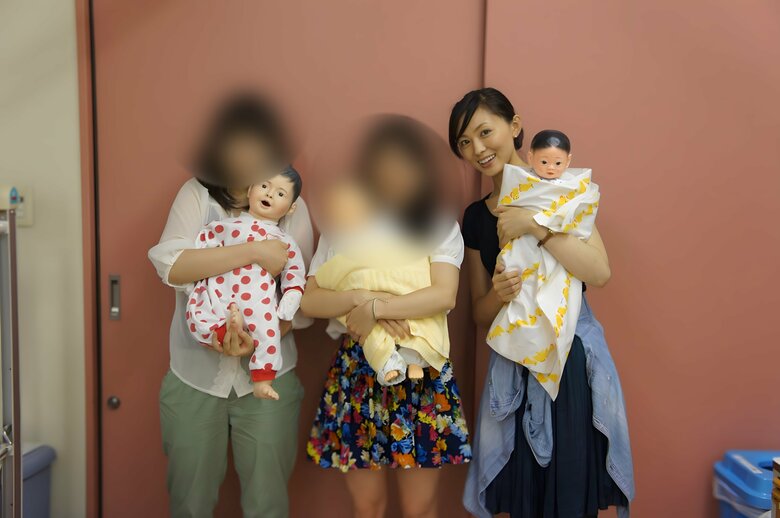 「授業終わりでのひとコマ」赤ちゃんの人形を抱えた学生時代の徳澤直子さん