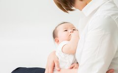 「カフェでの授乳、ケープで隠してもダメ？」男女300人の本音と建前から見えた「配慮の境界線」