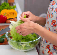 ハサミ調理はズボラじゃない！ 遼河はるひさんの料理に「むしろ効率的でいい！」