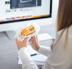 「職場ぼっち」のひとりご飯に注がれる周囲の視線は