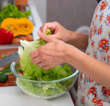 ハサミ調理はズボラじゃない！ 遼河はるひさんの料理に「むしろ効率的でいい！」