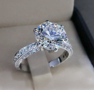 この一件で友人と疎遠に…結婚指輪のダイヤを指でツンツン触るのは許せない!?