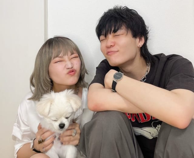 ハゲカレこと彼氏、愛犬とポーズをとるハゲカノさん