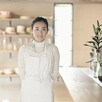 広島県福山市出身、大阪府在住のスパイスやハーブ料理研究家、料理教室「SPICE UP」オーナー。月2回は大阪市内で間借りカレー屋を開店している。「SPICE UP」は地下鉄御堂筋線・緑地公園駅すぐのヴィンテージマンションをフルリノベし、2020年12月に移転。Instagram @spiceup_world では料理教室の情報を、@spiceup_shopでは「SPICE UP」の器やオリジナル商品を発信中。