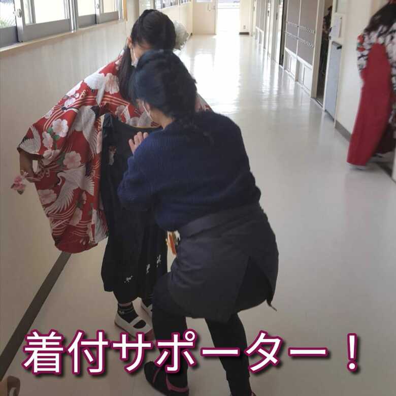 卒業式の着付けをサポートしてくれる父兄もいる