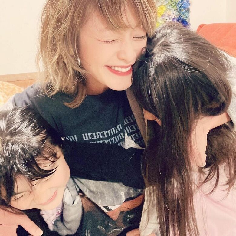 現在9歳と6歳の娘を育てる西山茉希さん。喧嘩もするけどとても仲良しです！（写真提供／本人）