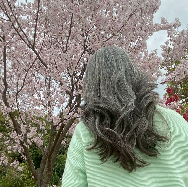 現在のグレイヘアの後ろ姿