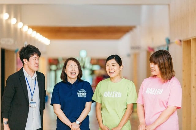 木口さん（左）とこども園の先生