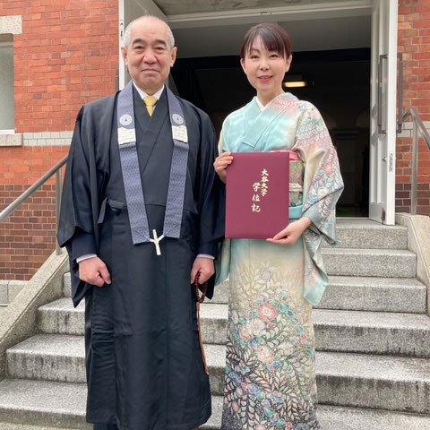今年3月、大学院修了式に担当教授と