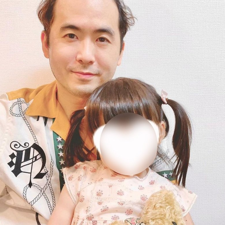 斎藤さんと娘さんの記念写真「父親らしい柔らかい表情ですね」