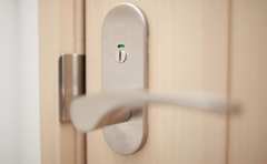 ドアノブやタッチパネル…触れなくてOK！ 注目の“非接触グッズ”なら安全に過ごせる