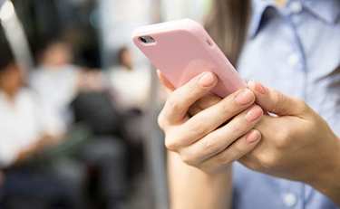 LINEで「痴漢をさせない」社会に 電車内の痴漢をへらすSNS時代の防犯ツール