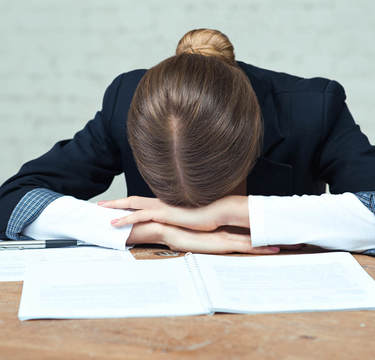 暇過ぎて辛い…仕事量が少ない職場「将来のために辞職すべき!?」