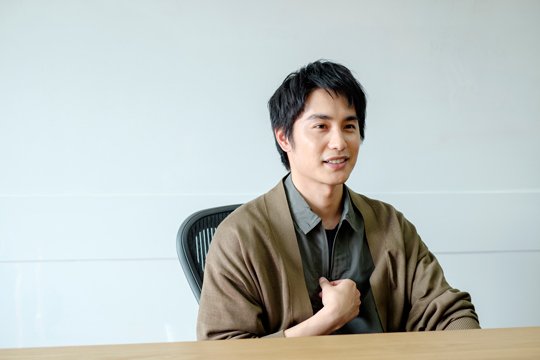 『夫のちんぽが入らない』についてコメントする中村蒼さん