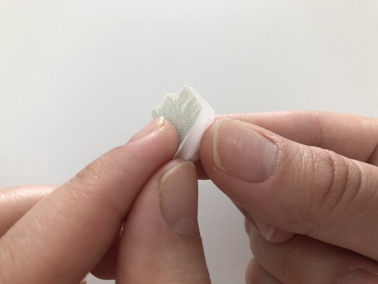 デコ上履き用のペーパーナプキンを剥がす