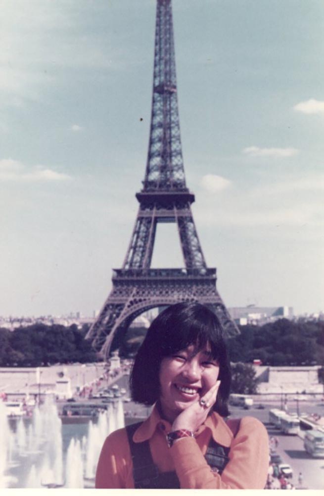 「エッフェル塔の前でポーズ！」東京藝術大学で学んだ治子さん