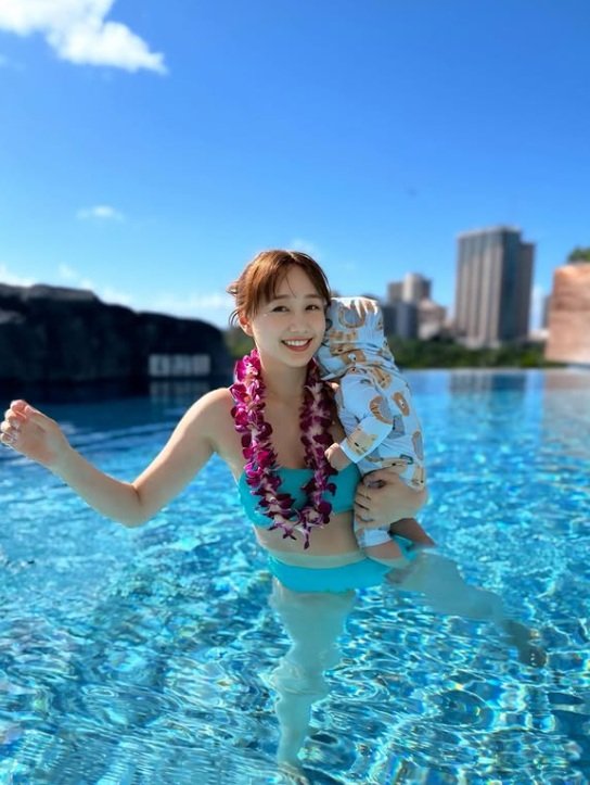 昨年末に訪れたハワイのプールにて。産後もナイスバディ！