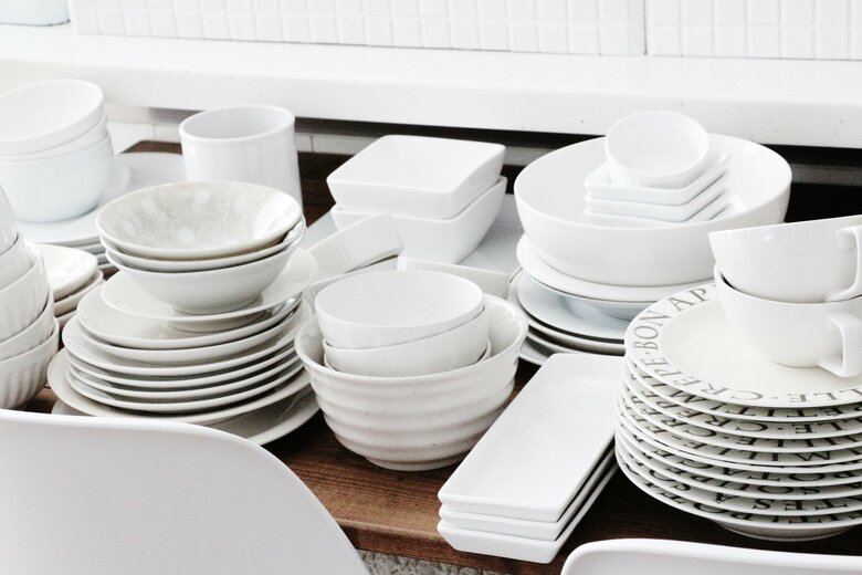 食器の枚数が多い場合は重ねて収納するのが実用的