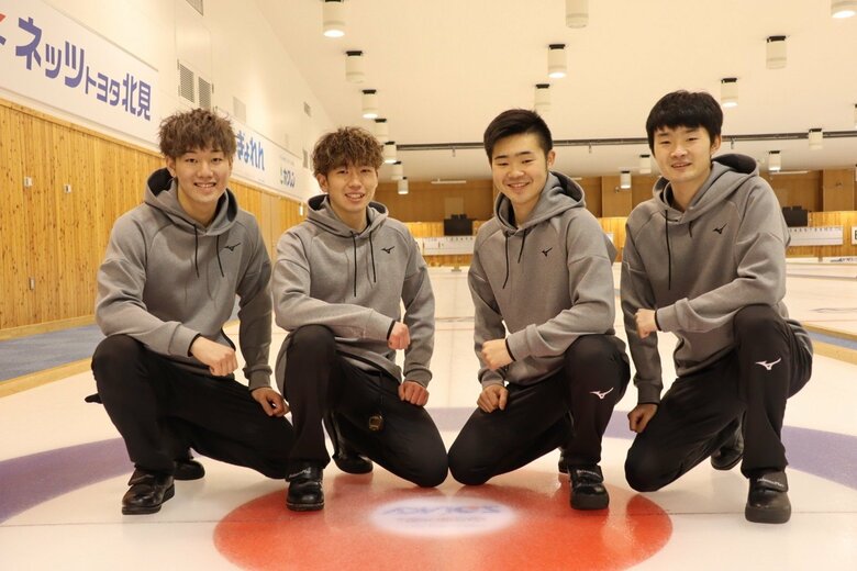 男子チーム「ロコ・ドラーゴ」の爽やかでフレッシュなメンバー4人の集合写真