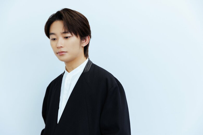 笑顔だけでなくアンニュイな表情も魅力的！